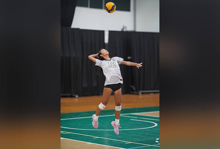 Nieha Chen jump spikes ball